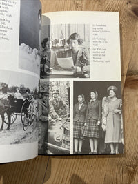 THE QUEEN - Penguin Special 1977 Many Photos Queen Elizabeth Second