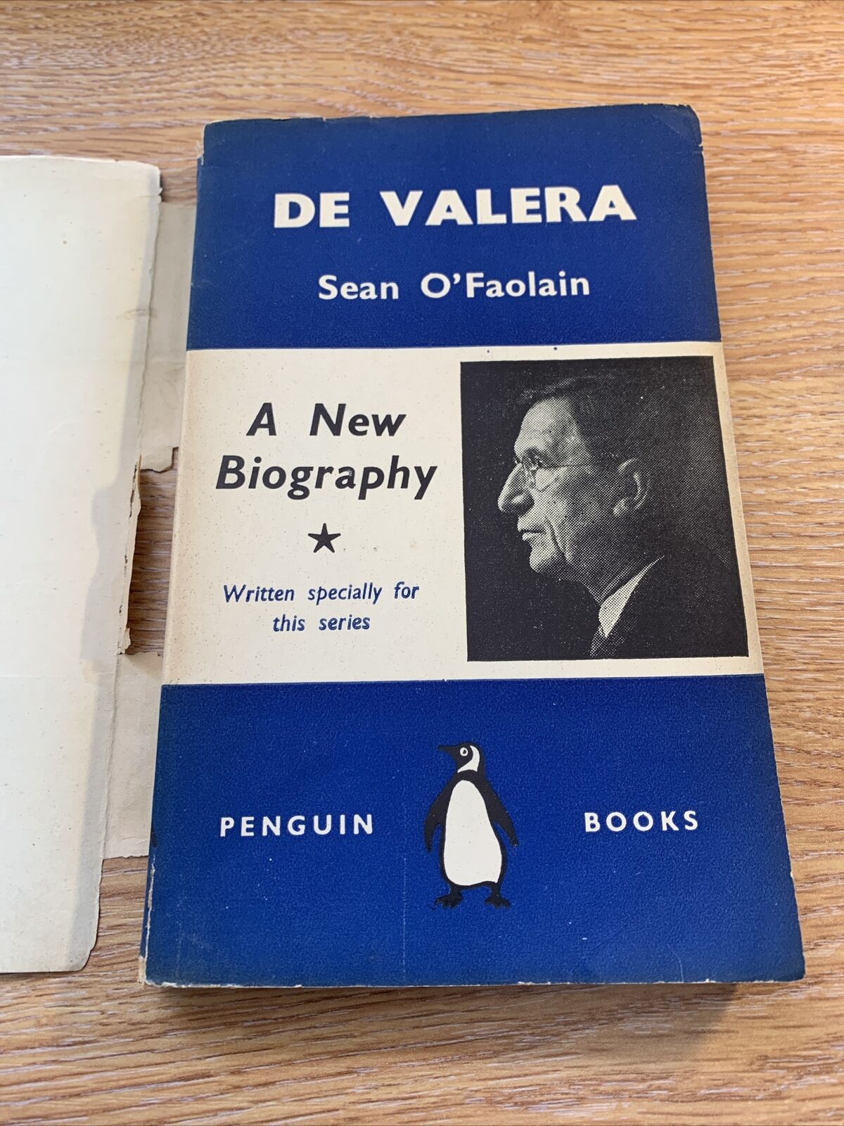 DE VALERA A New Biography - Sean O’Faolain Penguin Books 