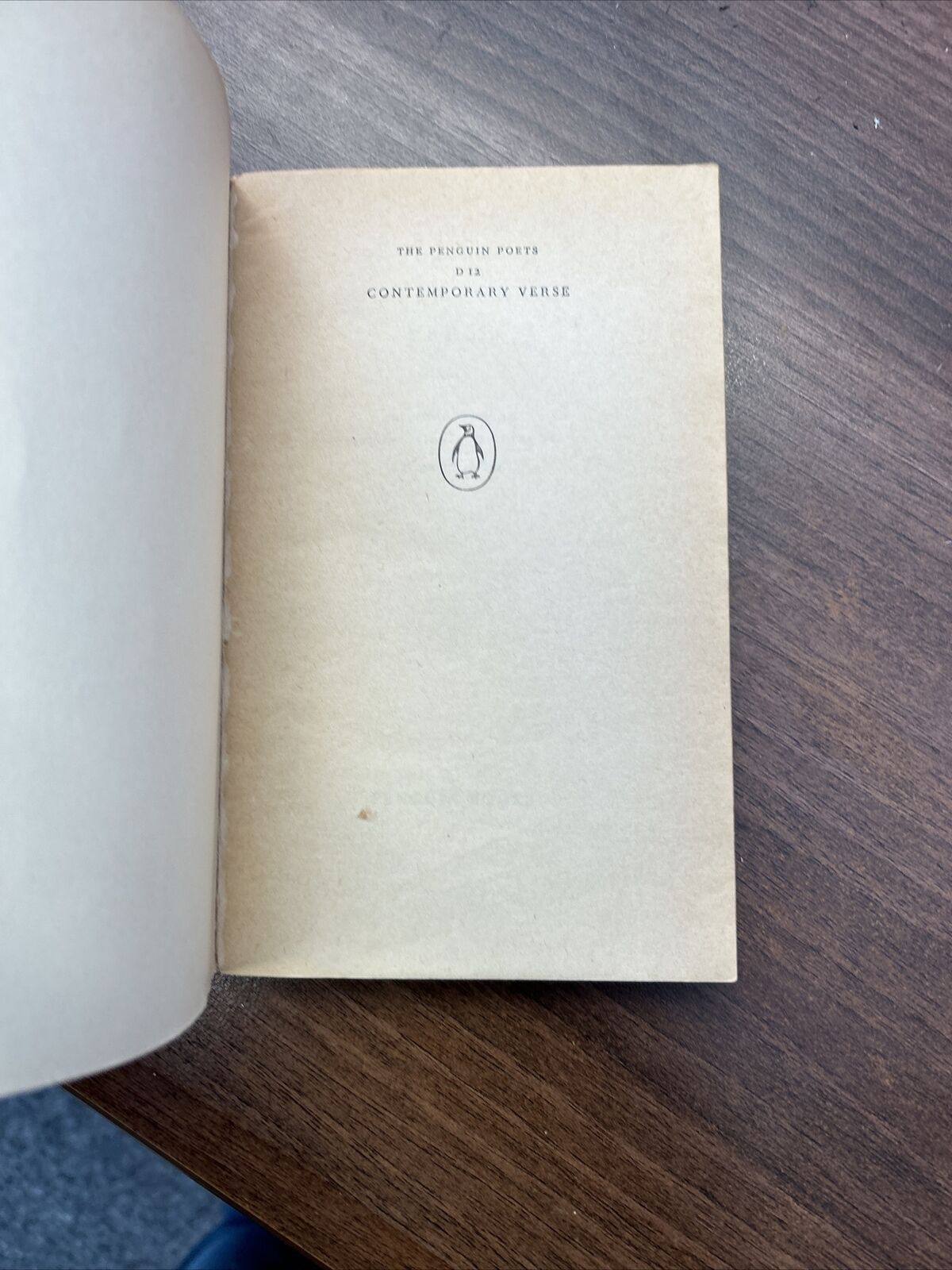 The PENGUIN BOOK OF CONTEMPORARY VERSE 1960 No D12 Penguin Books