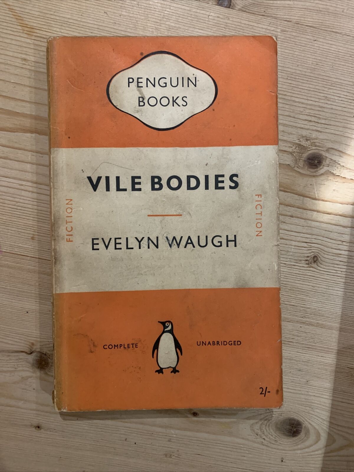 VILE BODIES - Evelyn Waugh PENGUIN PAPERBACK BOOK No 136 Date Page Removed