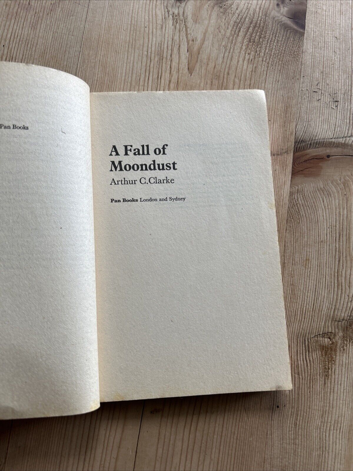 A FALL OF MOONDUST Arthur C Clarke - Pan Books 1976 Pan Science Fiction