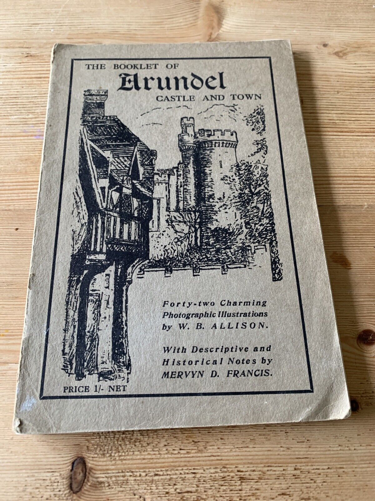 Arundel Castle & Town Booklet 1940s? 42 Photographs History 