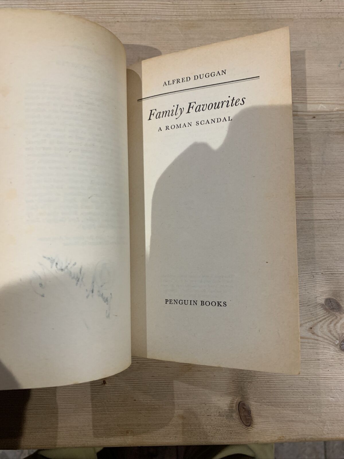 FAMILY FAVOURITES A ROMAN SCANDAL - Alfred Duggan - Penguin Books No2011 1963