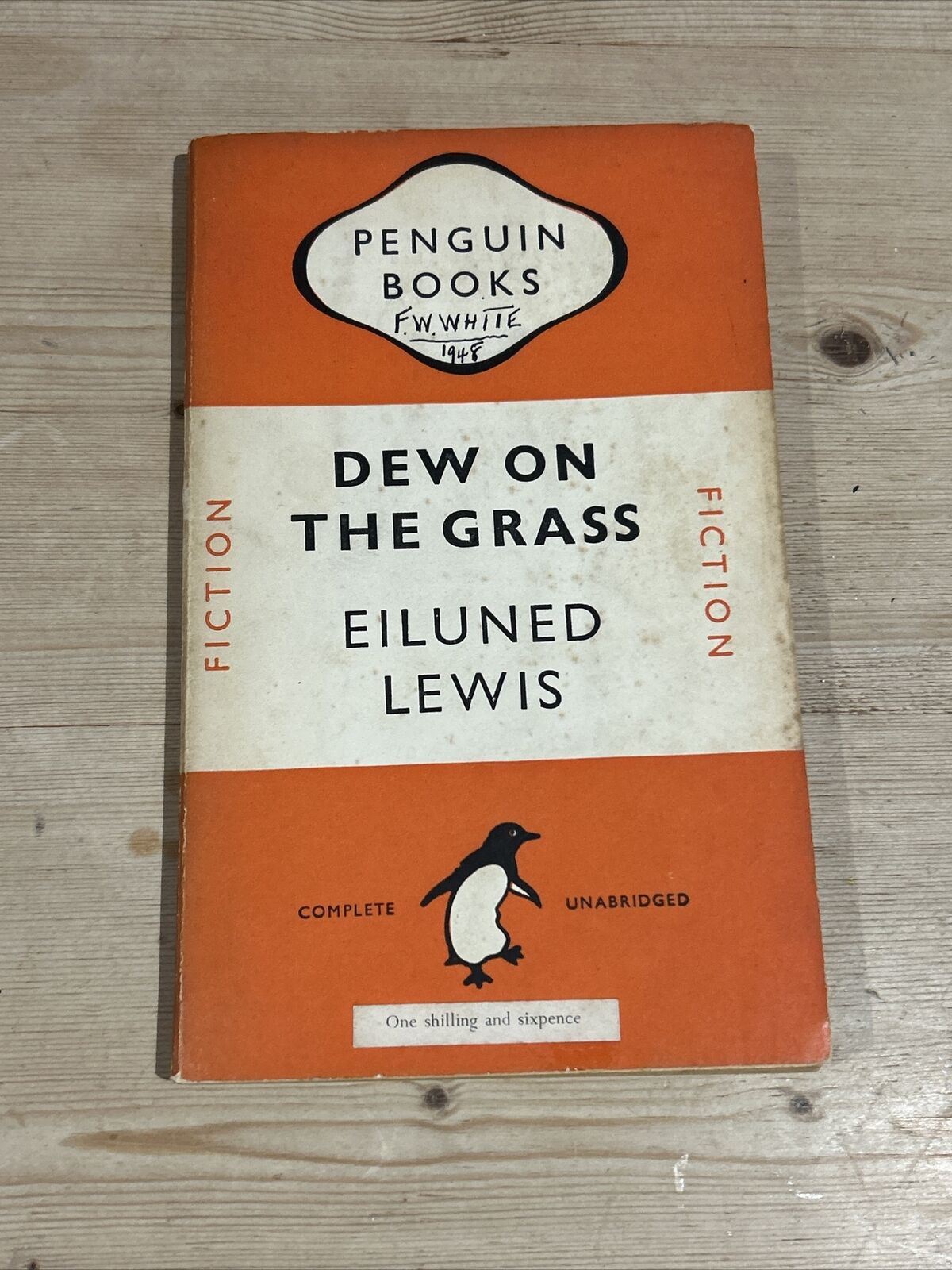 DEW ON THE GRASS by Eiluned Lewis  Penguin Books No 618 1947